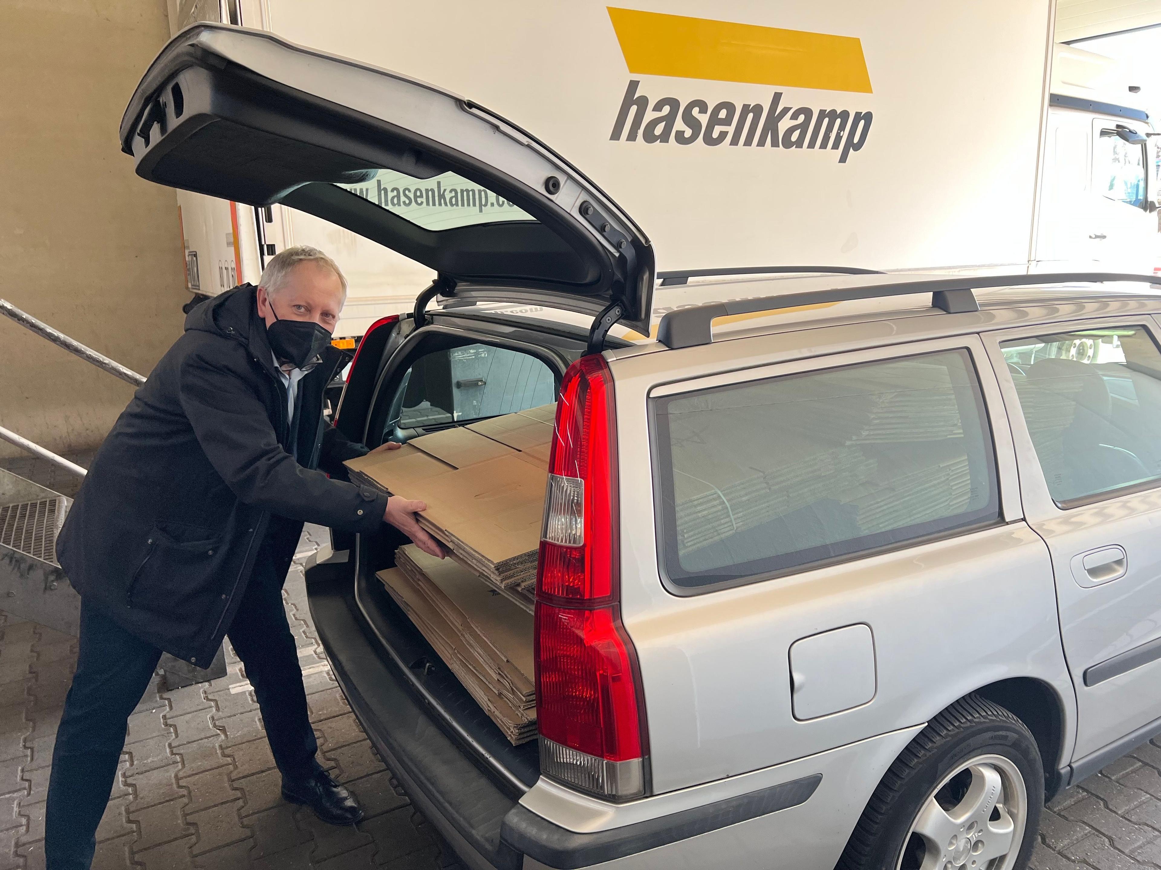 Domkapellmeister Prof. Eberhard Metternich läd Auto